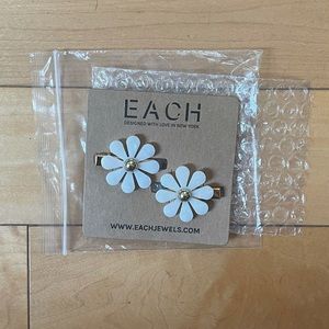 Each Accessories Daisy hair clips
